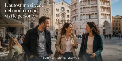 Tre amici sorridono passeggiando in una piazza storica. Impara come piacere a crush con autenticità.