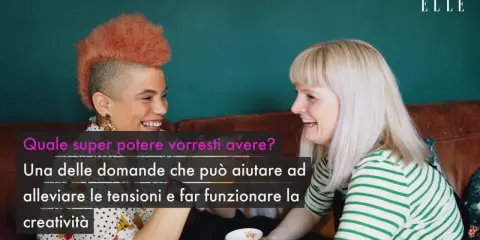 Due amiche ridono, una con capelli rosa e l'altra bionda. "Quale super potere vorresti avere?" è una delle domande da farsi per conoscersi, stimolando la creatività.