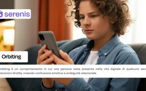 Ragazzo con smartphone, il testo spiega che chi fa orbiting ritorna nella vita digitale altrui senza interazioni dirette, creando confusione.