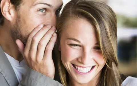 Un uomo le sussurra qualcosa all'orecchio, lei mi guarda negli occhi serio, ma un sorriso le increspa le labbra.