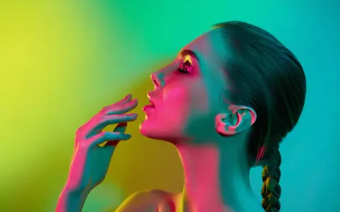 Occhi scintillanti, labbra socchiuse e un tocco di mano che sussurra frasi che spiazzano un uomo, immersi in luci neon.