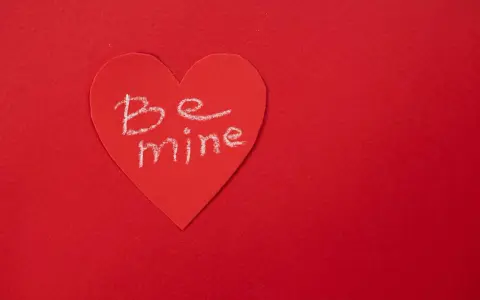 Cuore rosso con scritta "Be mine", un dolce complimento ad una ragazza in chat.