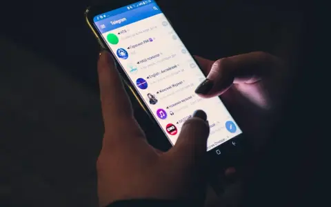 Mani che scorrono su Telegram, mostrando cinque chat attive: notizie, oroscopo, psicologia, inglese e musica.