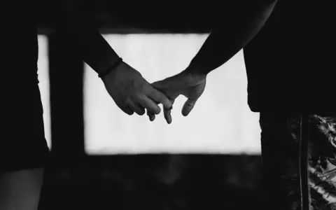 Mani intrecciate, un legame profondo che simboleggia il vero orbiting significato dell'amore e della connessione.