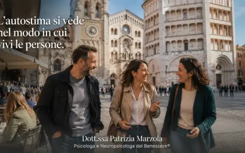 Tre amici sorridono passeggiando in una piazza storica. Impara come piacere a crush con autenticità.