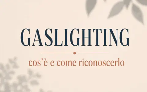 Gaslighting significato: cos'è e come riconoscerlo. Immagine con testo su sfondo beige e ombre di foglie.