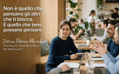 Una donna pensierosa in un caffè, mentre un uomo ride. Il testo recita: "Non è quello che pensano gli altri che ti blocca. È quello che temi possano pensare." La psicologa Patrizia Marzola ci ricorda che le nostre paure, non le opinioni altrui, ci limi...