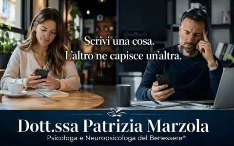 Coppia separata da uno schermo, lei al bar, lui in ufficio. Se lui è online ma non mi scrive, forse interpreta male il mio messaggio.