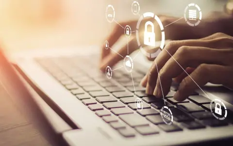 Mani che digitano su una tastiera, con icone di sicurezza e cloud che formano un **chat digit**al.
