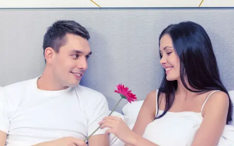 Un uomo offre un fiore a una ragazza, un gesto che potrebbe essere l'inizio di tanti complimenti da fare a una ragazza sconosciuta.