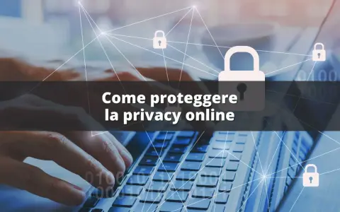 Mani che digitano su una tastiera, con lucchetti stilizzati e testo "Come proteggere la privacy online". Un'immagine che evoca la sicurezza digitale e la protezione dei dati, utile per un **chat randon** su questi temi.