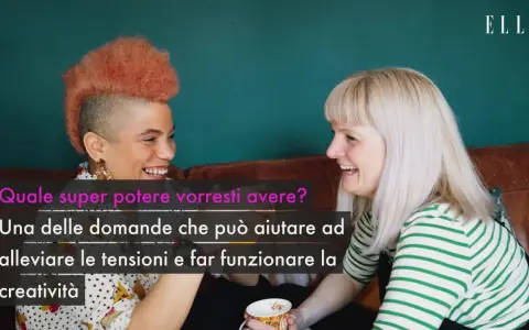 Due amiche ridono, una con capelli rosa e l'altra bionda. "Quale super potere vorresti avere?" è una delle domande da farsi per conoscersi, stimolando la creatività.