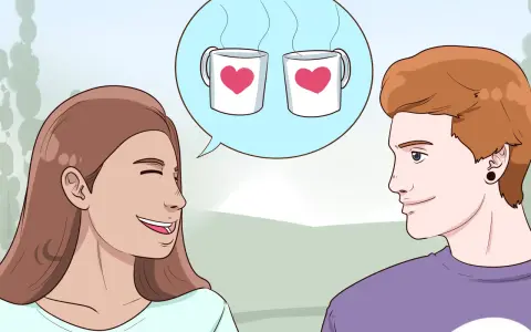 Una ragazza sorride mentre pensa a come iniziare una conversazione con un ragazzo, immaginando due tazze con cuori.