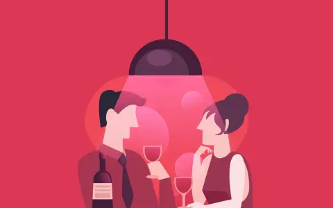 Coppia a cena, lui non si fa sentire per tattica, lei attende pensierosa. Calice di vino e bottiglia sul tavolo.