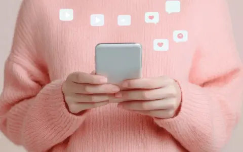 Mani con smartphone, icone di like e play fluttuano, evocando la psicologia di chi fa orbiting e cerca conferme digitali.