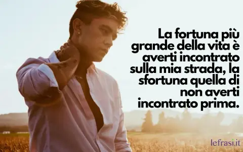 Un ragazzo con un'espressione pensierosa, con una frase che suggerisce cosa scrivere a un ragazzo che ti piace: "La fortuna più grande della vita è averti incontrato sulla mia strada".