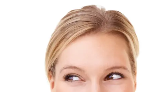 Occhi innamorati come sono, con uno sguardo che si perde nel pensiero, incorniciati da capelli biondi e una pelle luminosa.