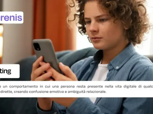 Ragazzo con smartphone, il testo spiega che chi fa orbiting ritorna nella vita digitale altrui senza interazioni dirette, creando confusione.