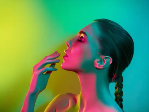 Occhi scintillanti, labbra socchiuse e un tocco di mano che sussurra frasi che spiazzano un uomo, immersi in luci neon.