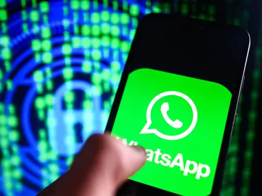 Un dito tocca lo schermo di uno smartphone con il logo WhatsApp, simbolo di cosa è una chat moderna. Sullo sfondo, un lucchetto digitale e codice binario suggeriscono sicurezza e comunicazione.