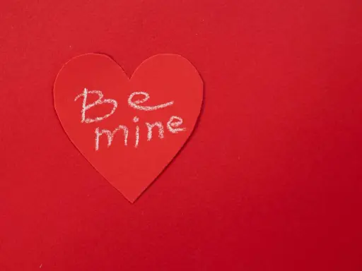 Cuore rosso con scritta "Be mine", un dolce complimento ad una ragazza in chat.