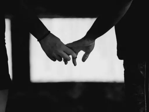 Mani intrecciate, un legame profondo che simboleggia il vero orbiting significato dell'amore e della connessione.