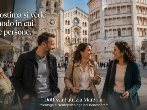 Tre amici sorridono passeggiando in una piazza storica. Impara come piacere a crush con autenticità.