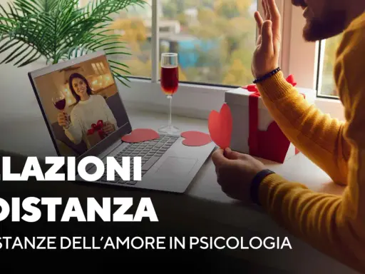 Uomo saluta su videochiamata, con un regalo e cuori rossi, per attrarre una persona a distanza.