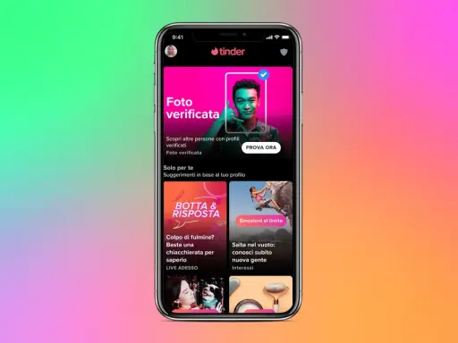Schermata di Tinder con opzioni di "tinder explore": foto verificata, botta e risposta, emozioni al limite e suggerimenti personalizzati.