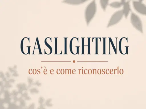 Gaslighting significato: cos'è e come riconoscerlo. Immagine con testo su sfondo beige e ombre di foglie.