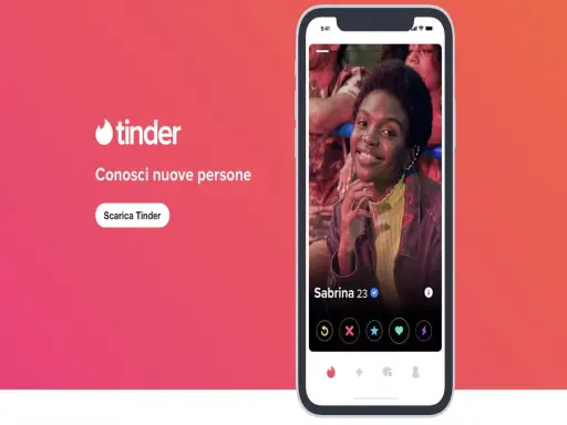Schermata di Tinder, la dating app per conoscere nuove persone. Il significato di Tinder è connettere utenti per incontri.