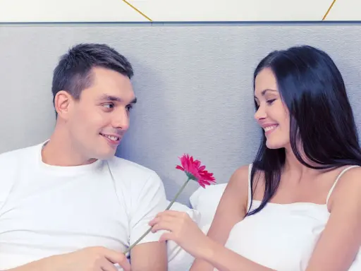 Un uomo offre un fiore a una ragazza, un gesto che potrebbe essere l'inizio di tanti complimenti da fare a una ragazza sconosciuta.
