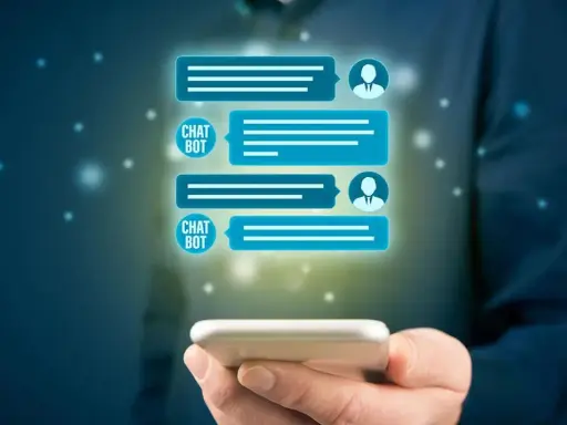 Chatbot che risponde a messaggi su uno smartphone. Un'interazione digitale, un sexy chat 5.