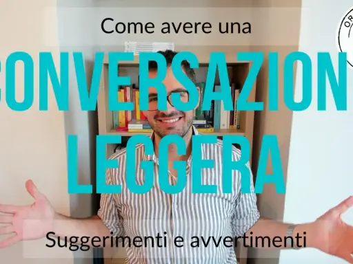 Uomo sorridente con libri alle spalle, mostra come fare conversazione leggera con suggerimenti e avvertimenti.