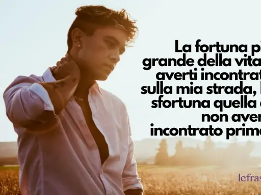 Un ragazzo con un'espressione pensierosa, con una frase che suggerisce cosa scrivere a un ragazzo che ti piace: "La fortuna più grande della vita è averti incontrato sulla mia strada".