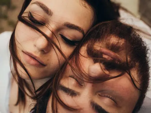 Due volti vicini, capelli che si intrecciano. Lei chiude gli occhi, lui sembra pensieroso, forse si chiede perchè non mi scrive.