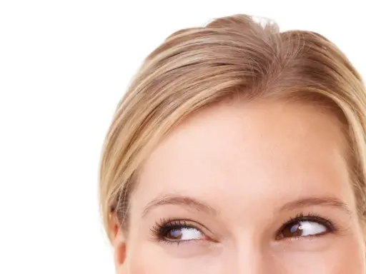Occhi innamorati come sono, con uno sguardo che si perde nel pensiero, incorniciati da capelli biondi e una pelle luminosa.