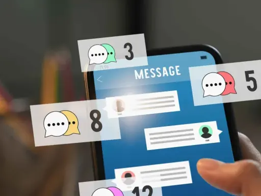 Notifiche di messaggi in arrivo su uno smartphone, come una roulette chat.