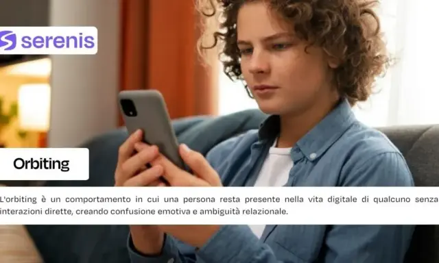 Ragazzo con smartphone, il testo spiega che chi fa orbiting ritorna nella vita digitale altrui senza interazioni dirette, creando confusione.