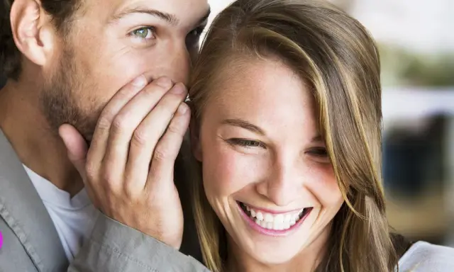 Un uomo le sussurra qualcosa all'orecchio, lei mi guarda negli occhi serio, ma un sorriso le increspa le labbra.