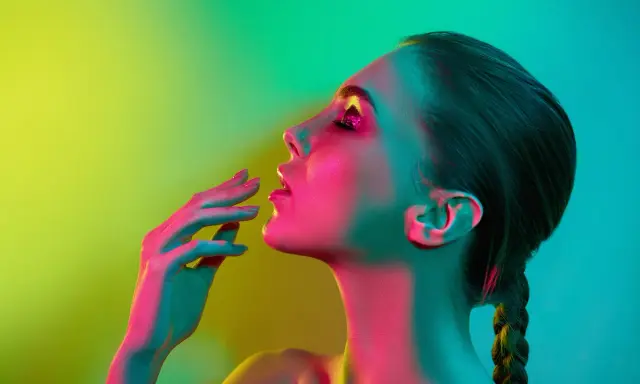 Occhi scintillanti, labbra socchiuse e un tocco di mano che sussurra frasi che spiazzano un uomo, immersi in luci neon.