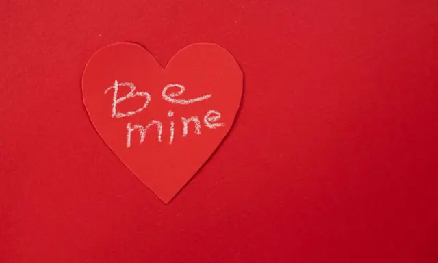 Cuore rosso con scritta "Be mine", un dolce complimento ad una ragazza in chat.