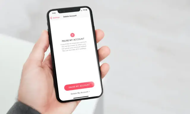 Schermata del telefono che mostra come disinstallare Tinder, con opzioni per mettere in pausa o eliminare l'account.