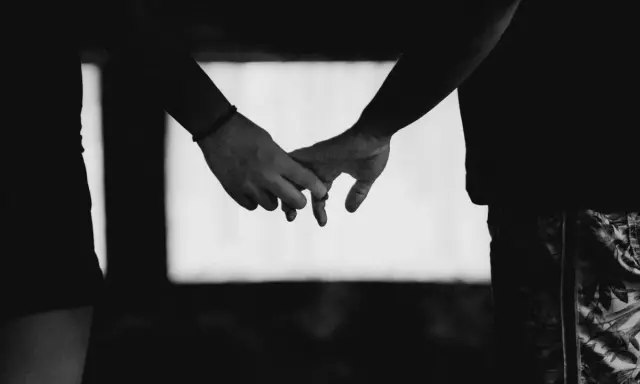 Mani intrecciate, un legame profondo che simboleggia il vero orbiting significato dell'amore e della connessione.