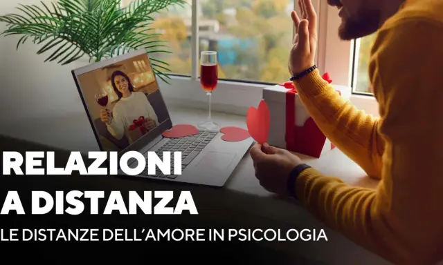 Uomo saluta su videochiamata, con un regalo e cuori rossi, per attrarre una persona a distanza.