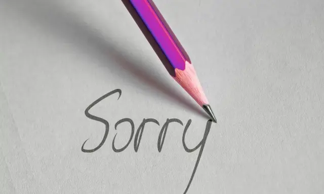 Matita rosa scrive "Sorry" su carta, un gesto per chiedere scusa per un comportamento sbagliato.