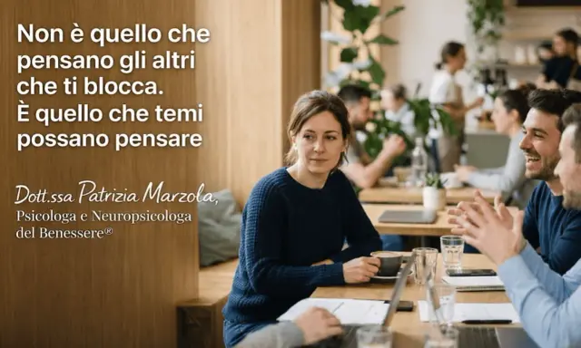 Una donna pensierosa in un caffè, mentre un uomo ride. Il testo recita: "Non è quello che pensano gli altri che ti blocca. È quello che temi possano pensare." La psicologa Patrizia Marzola ci ricorda che le nostre paure, non le opinioni altrui, ci limi...