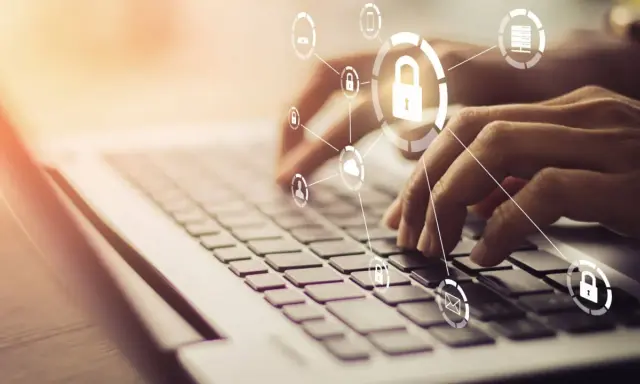 Mani che digitano su una tastiera, con icone di sicurezza e cloud che formano un **chat digit**al.