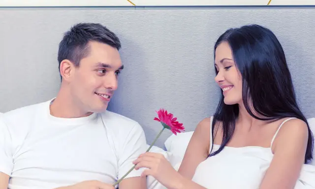 Un uomo offre un fiore a una ragazza, un gesto che potrebbe essere l'inizio di tanti complimenti da fare a una ragazza sconosciuta.