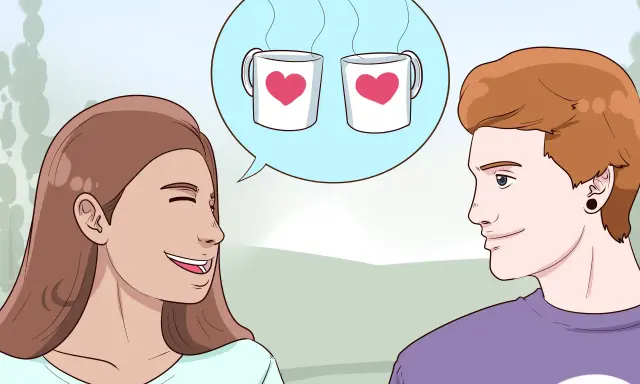 Una ragazza sorride mentre pensa a come iniziare una conversazione con un ragazzo, immaginando due tazze con cuori.